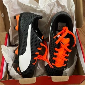 BNWT Puma Spirit Jr soccer shoes size 13 junior